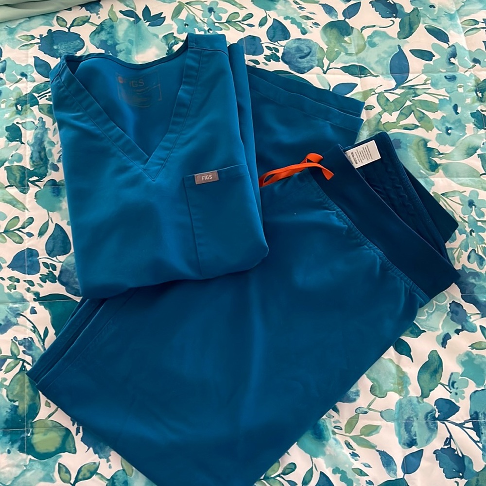 FIGS scrubs set- Medium